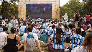 Palermo pantalla gigante hinchas primer tiempo Argentina Polonia