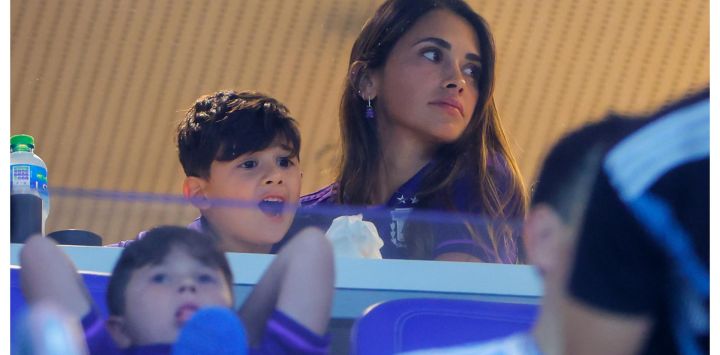 La esposa del delantero argentino Lionel Messi, Antonela Roccuzzo y sus hijos Ciro y Thiago, durante el partido de fútbol del Grupo C de la Copa Mundial Qatar 2022 entre Polonia y Argentina en el Estadio 974 en Doha.