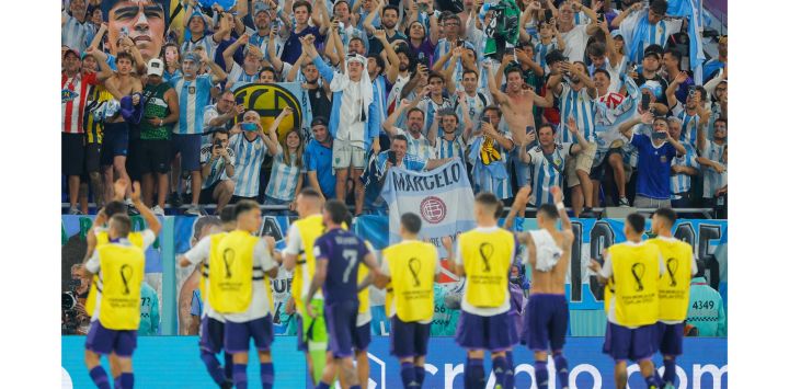 Los jugadores de Argentina celebran con sus hinchas después de haber ganado el partido de fútbol del Grupo C de la Copa del Mundo Qatar 2022 entre Polonia y Argentina en el Estadio 974 de Doha.