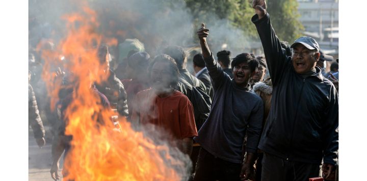 Los okupas sin tierra corean consignas antigubernamentales y se pelean con la policía mientras protestan por la decisión de las autoridades de desalojar a los okupas sin tierra que residen en varias partes de la ciudad, durante una manifestación en Katmandú, Nepal.