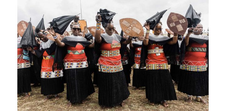 Mujeres de la Iglesia Bautista de Nazaret, conocida como la Iglesia Shembe, vestidas con trajes tradicionales, bailan en el segundo día de la ceremonia anual de oración y reconciliación en el Palacio Real Zulú Enyokeni en Nongoma, a unos 400 kilómetros al norte de Durban, Sudáfrica.