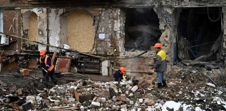 Reparadores trabajan cerca de un edificio residencial dañado tras un ataque con misiles en Vyshgorod, a las afueras de Kiev, en medio de la invasión rusa de Ucrania.