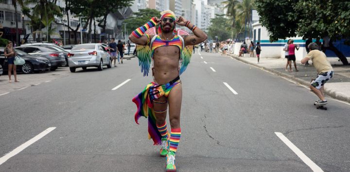 Una persona con un atuendo con la bandera del arco iris participa en el Desfile del Orgullo en la playa de Copacabana en Río de Janeiro, Brasil. - Después de dos años sin el evento a causa de la pandemia, la edición de este año tiene como lema "Coraje para ser feliz".