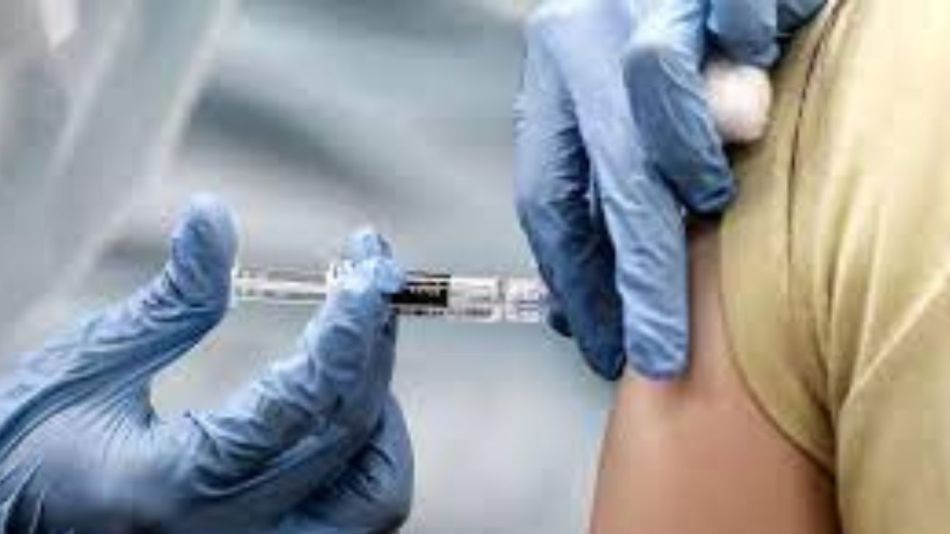 El Gobierno pide fortalecer la vacunación ante la suba de casos de COVID