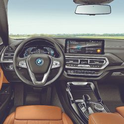 El nuevo BMW X3 tiene una apariencia más moderna que busca transmitir una presencia poderosa, con cambios de diseño en la parte delantera y trasera, y un énfasis en  los clásicos elementos X de la marca alemana.