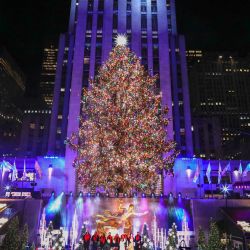 El árbol de Navidad en Rockefeller Plaza se ve durante la ceremonia de iluminación en la ciudad de Nueva York. | Foto:KENA BETANCUR / AFP