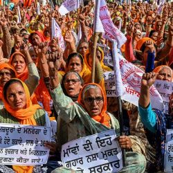 Los agricultores gritan consignas contra el abuso de drogas durante una manifestación contra el gobierno central y estatal para exigir, exenciones de préstamos, pensiones, seguros de cosechas y garantía legal para el Precio Mínimo de Apoyo (MSP) y otros beneficios en Amritsar, India. | Foto:Narinder Nanu / AFP