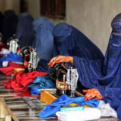 Mujeres afganas trabajan con máquinas de coser en un taller de Jalalabad. | Foto:AFP
