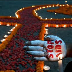 Un activista social pinta la palma de su mano con el mensaje "Stop AIDS" durante una campaña de concienciación organizada para celebrar el "Día Mundial del SIDA" en Calcuta, India. | Foto:DIBYANGSHU SARKAR / AFP