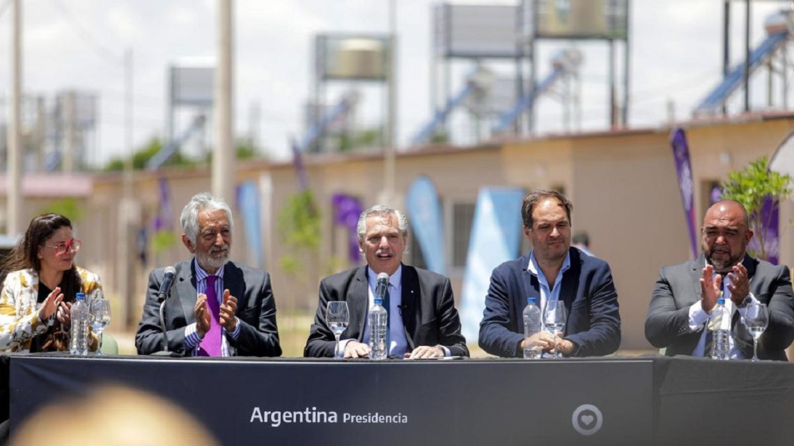 Alberto Fernández entregó viviendas mientras espera una embestida de ...