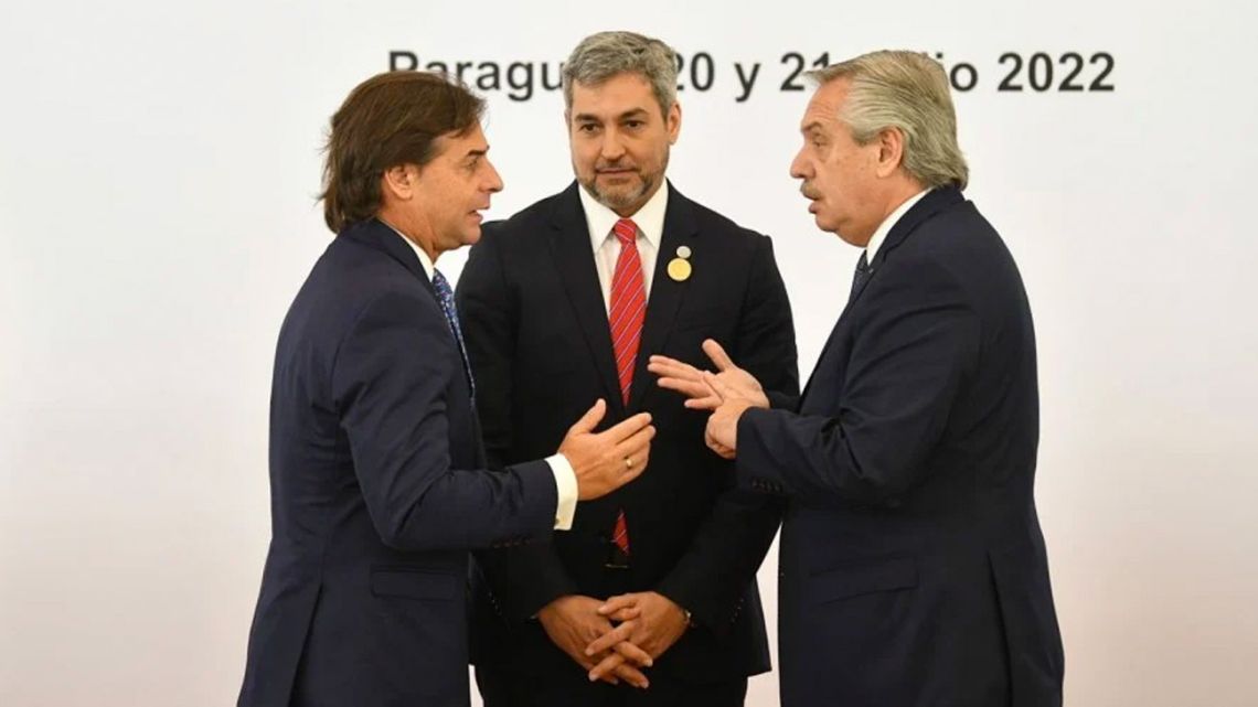 Uruguay President Luis Lacalle Pou speaks to Argentina's President Alberto Fernández at a Mercosur summit in Asunción, as Paraguayan President Mario Abdo Benítez looks on.