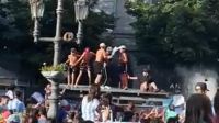 muchachos saltando arriba de un colectivo por la victoria de Argentina 20221201