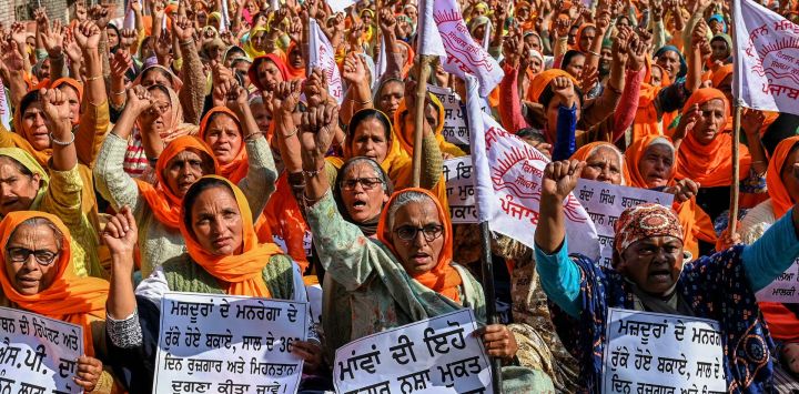 Los agricultores gritan consignas contra el abuso de drogas durante una manifestación contra el gobierno central y estatal para exigir, exenciones de préstamos, pensiones, seguros de cosechas y garantía legal para el Precio Mínimo de Apoyo (MSP) y otros beneficios en Amritsar, India.