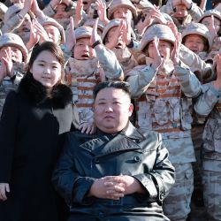 Esta imagen sin fecha publicada por la Agencia Central de Noticias de Corea del Norte muestra al líder norcoreano Kim Jong Un y a su hija posando con los soldados que contribuyeron al lanzamiento de prueba del nuevo misil balístico intercontinental (ICBM), en un lugar desconocido de Corea del Norte. | Foto:KCNA VIA KNS / AFP