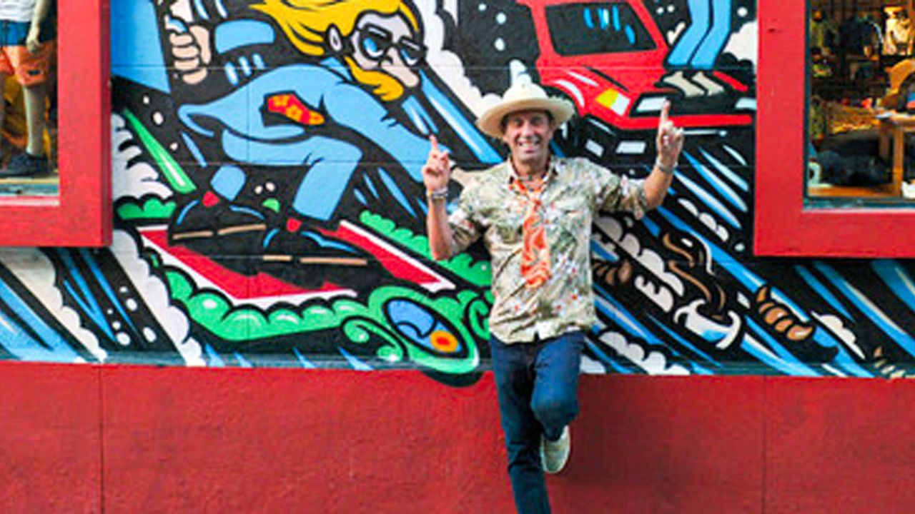 Fernando Aguerre en el mural de la embajada de las olas | Foto:Gentileza Diego San Martín
