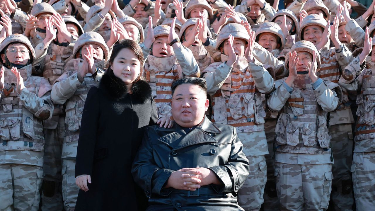 Esta imagen sin fecha publicada por la Agencia Central de Noticias de Corea del Norte muestra al líder norcoreano Kim Jong Un y a su hija posando con los soldados que contribuyeron al lanzamiento de prueba del nuevo misil balístico intercontinental (ICBM), en un lugar desconocido de Corea del Norte. | Foto:KCNA VIA KNS / AFP