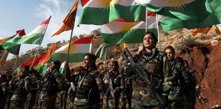 Combatientes kurdas Peshmerga afiliadas al separatista Partido de la Libertad del Kurdistán (PAK) de Irán, son fotografiadas en una base en un lugar no revelado de la provincia de Arbil, la capital de la región autónoma kurda del norte de Irak.