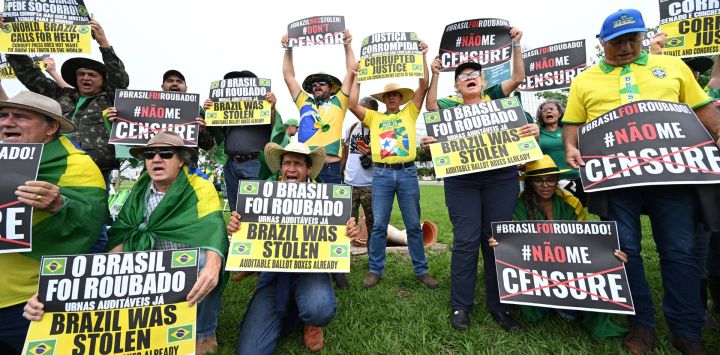 Partidarios del presidente brasileño Jair Bolsonaro participan en una manifestación contra la elección de Luiz Inacio Lula da Silva como nuevo presidente frente al Congreso Nacional en Brasilia.