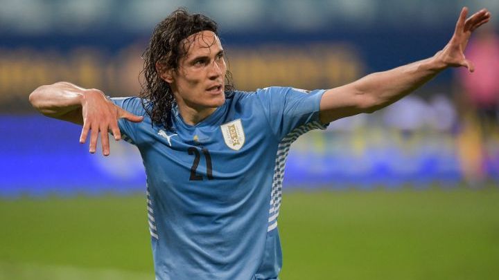 Edinson Cavani se manifestó furioso porque no se revisó una jugada en el VAR