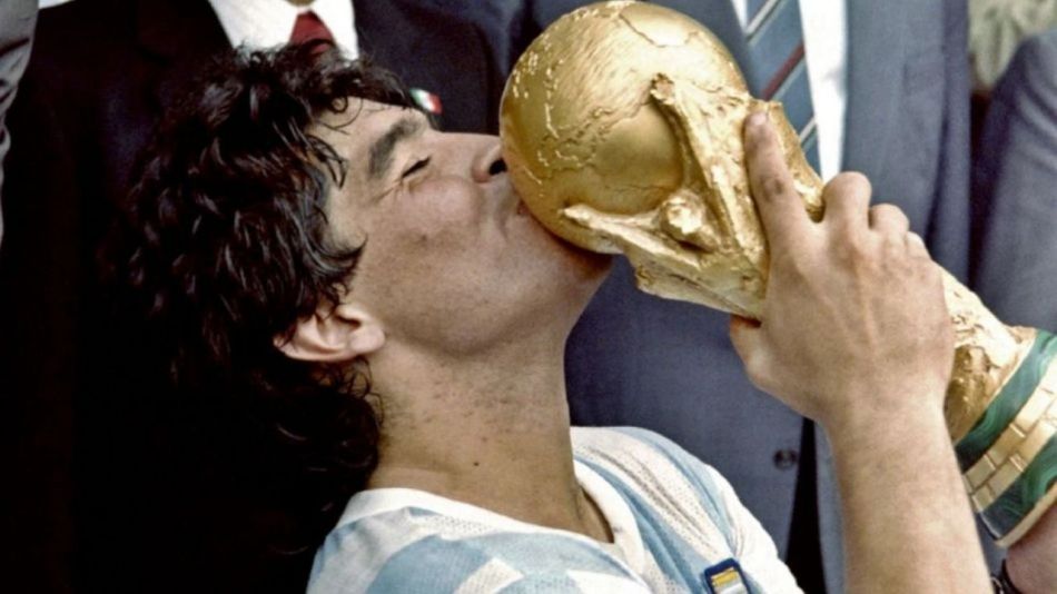 Diego Maradona con la Copa del Mundo 1986