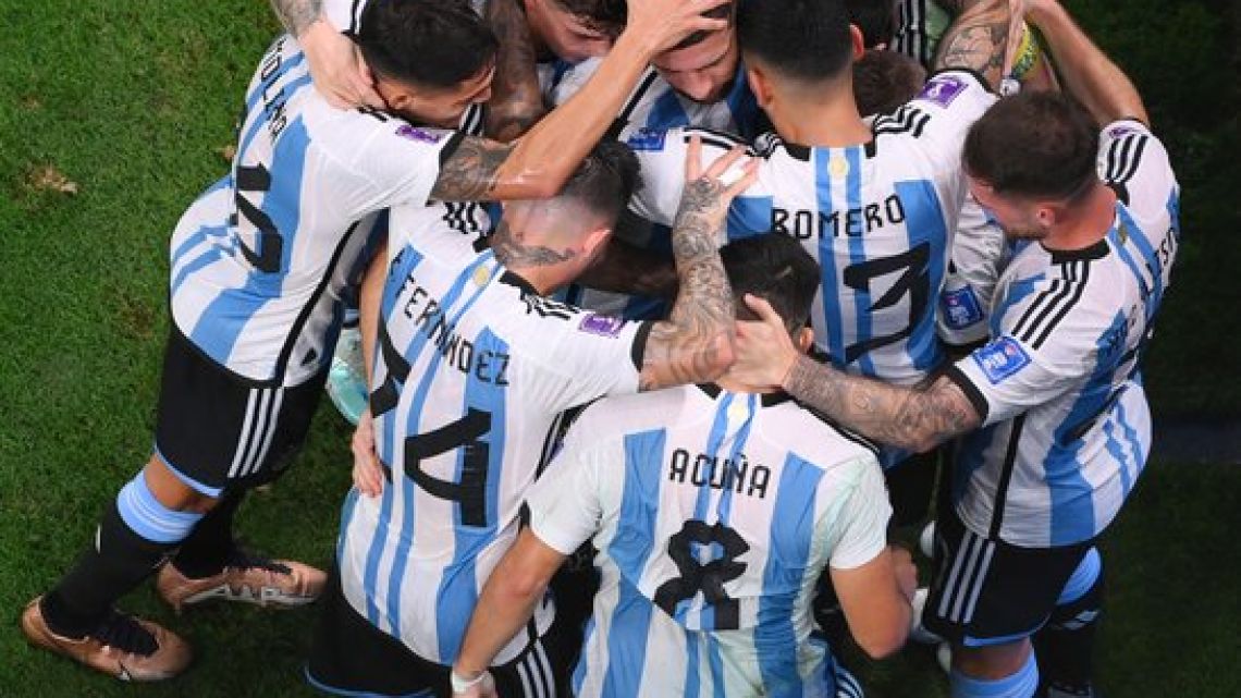 Lionel Messi: camiseta gigante del número 10 vuela sobre Argentina