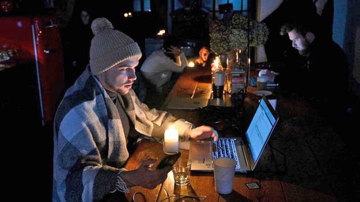 Imágenes. Abrigados y estufas a leña, y a oscuras en los bares. Destrucción en Donetsk. Putin ordenó los bombardeos implacabes contra centrales eléctricas.