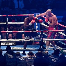 El británico Tyson Fury lucha contra el británico Derek Chisora durante su combate de boxeo por el título de los pesos pesados del CMB, un el estadio Tottenham Hotspur en el este de Londres. | Foto:Ben Stansall / AFP
