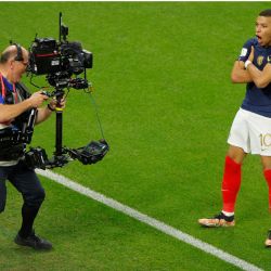 El delantero de Francia, Kylian Mbappe, celebra el tercer gol de su equipo durante el partido de octavos de final de la Copa del Mundo de Catar 2022 entre Francia y Polonia en el estadio Al-Thumama de Doha. | Foto:ODD ANDERSEN / AFP