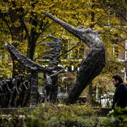 Una foto muestra el Monumento Nacional a la Esclavitud en el Oosterpark de Ámsterdam, en el día internacional de la abolición de la esclavitud. | Foto:Remko de Waal / ANP / AFP