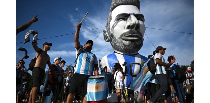 Aficionados de Argentina celebran junto a un inflable que representa a la estrella del fútbol Lionel Messi cerca de la transmisión en vivo del partido de octavos de final de la Copa Mundial Qatar 2022 entre Argentina y Australia, en la plaza Francisco Seeber, en Buenos Aires.