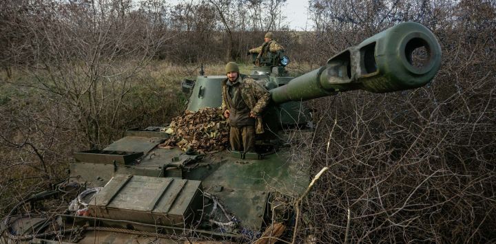 Esta fotografía muestra a artilleros ucranianos de pie encima de su 2S3 Akatsiya (obús autopropulsado) en un campo cerca de una posición de primera línea no revelada en el este de Ucrania, en medio de la invasión rusa de Ucrania.