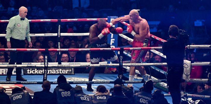 El británico Tyson Fury lucha contra el británico Derek Chisora durante su combate de boxeo por el título de los pesos pesados del CMB, un el estadio Tottenham Hotspur en el este de Londres.