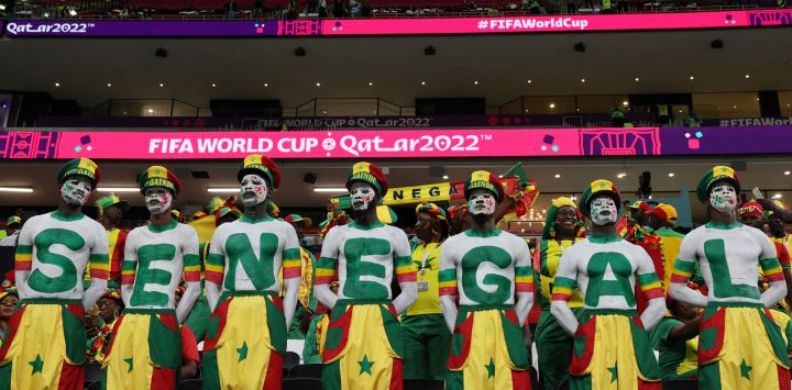 Seguidores de Senegal animan antes del partido de fútbol de octavos de final de la Copa del Mundo Qatar 2022 entre Inglaterra y Senegal en el estadio Al-Bayt en Al Khor, al norte de Doha.