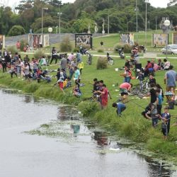 La costa del arroyo "El Durazno" en Miramar, Buenos Aires, se pobló de pequeños entusiastas acompañados de sus familias.