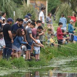 La costa del arroyo "El Durazno" en Miramar, Buenos Aires, se pobló de pequeños entusiastas acompañados de sus familias.