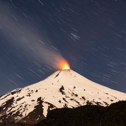 El volcán Villarrica muestra signos de actividad, visto desde Pucón, a unos 800 kilómetros al sur de Santiago. - El volcán Villarrica es uno de los más activos de Sudamérica. | Foto:MARTIN BERNETTI / AFP