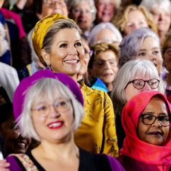 La reina Máxima de Holanda posa en una foto de grupo durante la inauguración de la exposición "Bordados reales - historias y artesanía", en el Museo Textil de Tilburg. | Foto:Robin van Lonkhuijsen / ANP / AFP