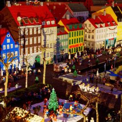 Una foto muestra pequeñas casas hechas con ladrillos Lego en el parque de atracciones Legoland de Billund (Dinamarca). - Por primera vez, el parque de atracciones está abierto a los visitantes durante la temporada navideña. | Foto:Bo Amstrup / Ritzau Scanpix / AFP