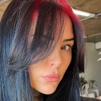 Cande Tinelli se animó a un nuevo color pelo y eligió el contraste de rojo fantasía y negro