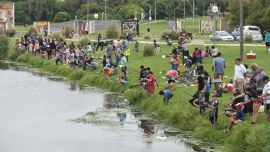 La costa del arroyo "El Durazno" en Miramar, Buenos Aires, se pobló de pequeños entusiastas acompañados de sus familias.