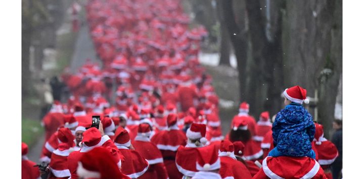 Personas disfrazadas de Papá Noel participan en la carrera anual de Navidad en Michendorf, Alemania.