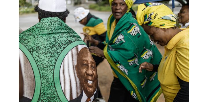 Simpatizantes del presidente sudafricano Cyril Ramaphosa muestran su apoyo fuera del Centro NASREC en Johannesburgo, antes del inicio de una reunión del Comité Ejecutivo Nacional (NEC) del Congreso Nacional Africano (ANC) para discutir el destino del presidente.