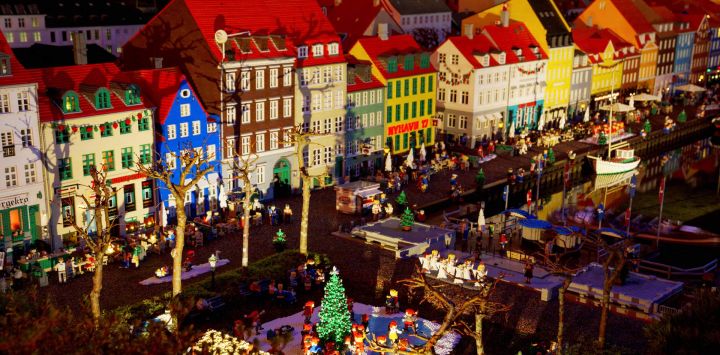 Una foto muestra pequeñas casas hechas con ladrillos Lego en el parque de atracciones Legoland de Billund (Dinamarca). - Por primera vez, el parque de atracciones está abierto a los visitantes durante la temporada navideña.