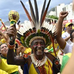 Aficionados de Brasil ven la retransmisión en directo del partido de octavos de final de la Copa Mundial de Fútbol Qatar 2022 entre Brasil y Corea del Sur en el Festival de Aficionados de la FIFA en la playa de Copacabana, Río de Janeiro, Brasil. | Foto:MAURO PIMENTEL / AFP