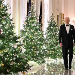 El presidente de Estados Unidos, Joe Biden, y la primera dama, Jill Biden, llegan a una recepción para los homenajeados del Kennedy Center en la Sala Este de la Casa Blanca en Washington, DC. | Foto:SAUL LOEB / AFP