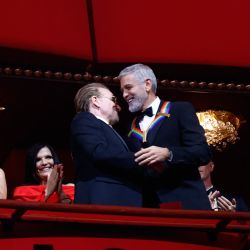 Los homenajeados Bono y George Clooney se felicitan mutuamente mientras The Edge y Tania León reaccionan durante la 45ª ceremonia de los Kennedy Center Honors en The Kennedy Center en Washington, DC. | Foto:Paul Morigi/Getty Images/AFP