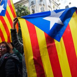 Manifestantes ondean banderas independentistas catalanas "Estelada" durante una concentración contra los cambios en la ley de sedición, convocada por la Asamblea Nacional Catalana (ANC) y otras organizaciones separatistas catalanas en Barcelona. | Foto:PAU BARRENA / AFP