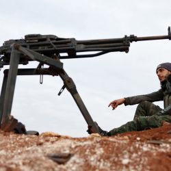 Un combatiente sirio respaldado por Turquía se sienta en una posición en las afueras de la ciudad de Marea, en el norte del campo de Alepo, a lo largo de la línea del frente con las áreas en poder de la alianza kurdo-árabe respaldada por Estados Unidos conocida como las Fuerzas Democráticas Sirias (SDF). | Foto:OMAR HAJ KADOUR / AFP