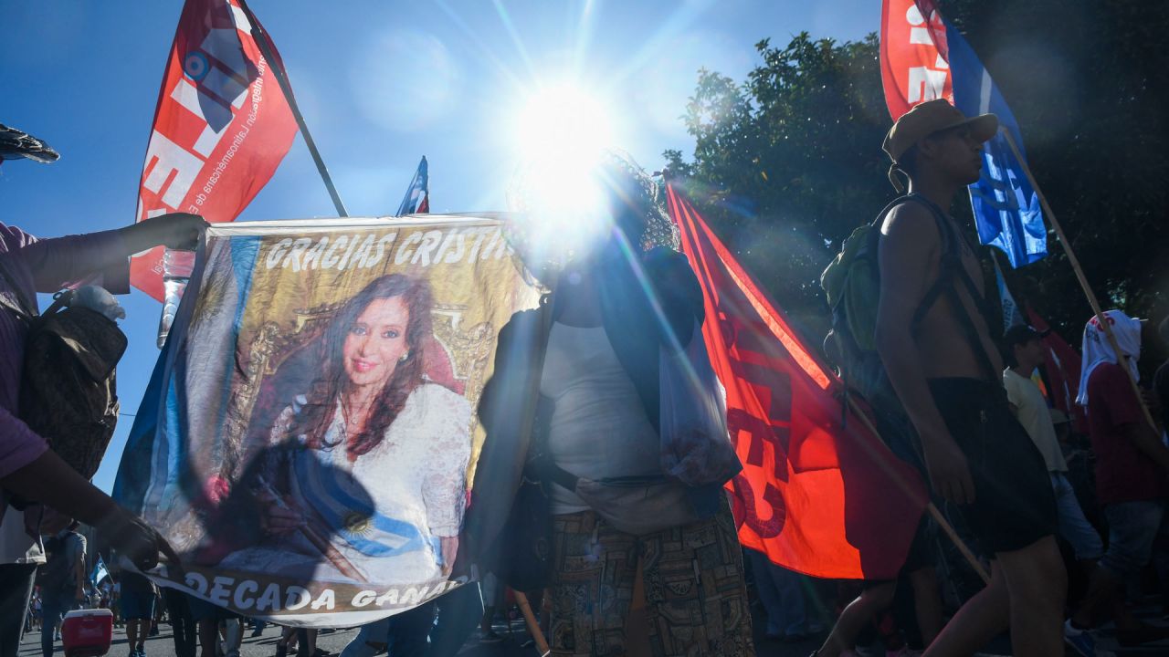 Cientos de manifestantes autoconvocados y de agrupaciones políticas, sociales y gremiales se concentraron ayer frente a los Tribunales Federales de Comodoro Py para respaldar a la vicepresidenta Cristina Fernández de Kirchner, condenada a seis años de prisión en al denominada causa Vialidad. | Foto:Télam/Raúl Ferrari