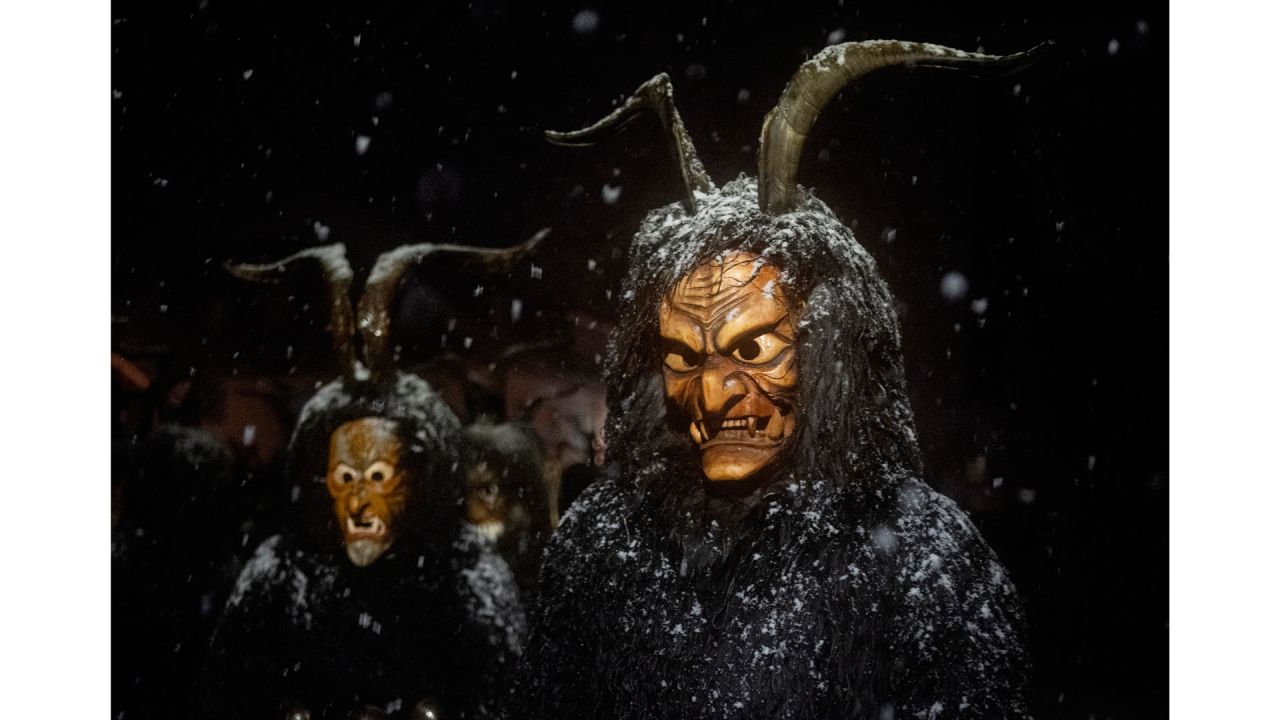 Personas con máscaras de diablo y piel de oveja negra representando a Krampus, el ayudante de San Nicolás, asisten al desfile de San Nicolás en Bad Mitterndorf, Estiria, Austria. | Foto:JOE KLAMAR / AFP